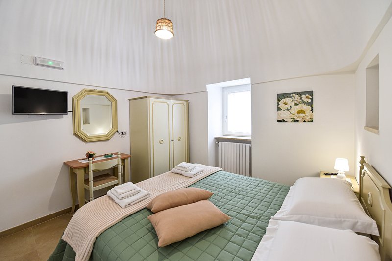 Double bedroom in the Trullo with classic furniture